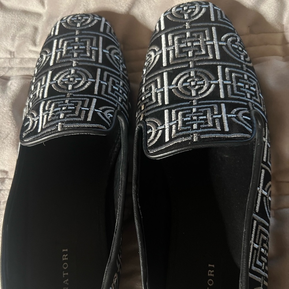 NATORI Edda Suede Infinity Embroidered Loafer, size 6.5